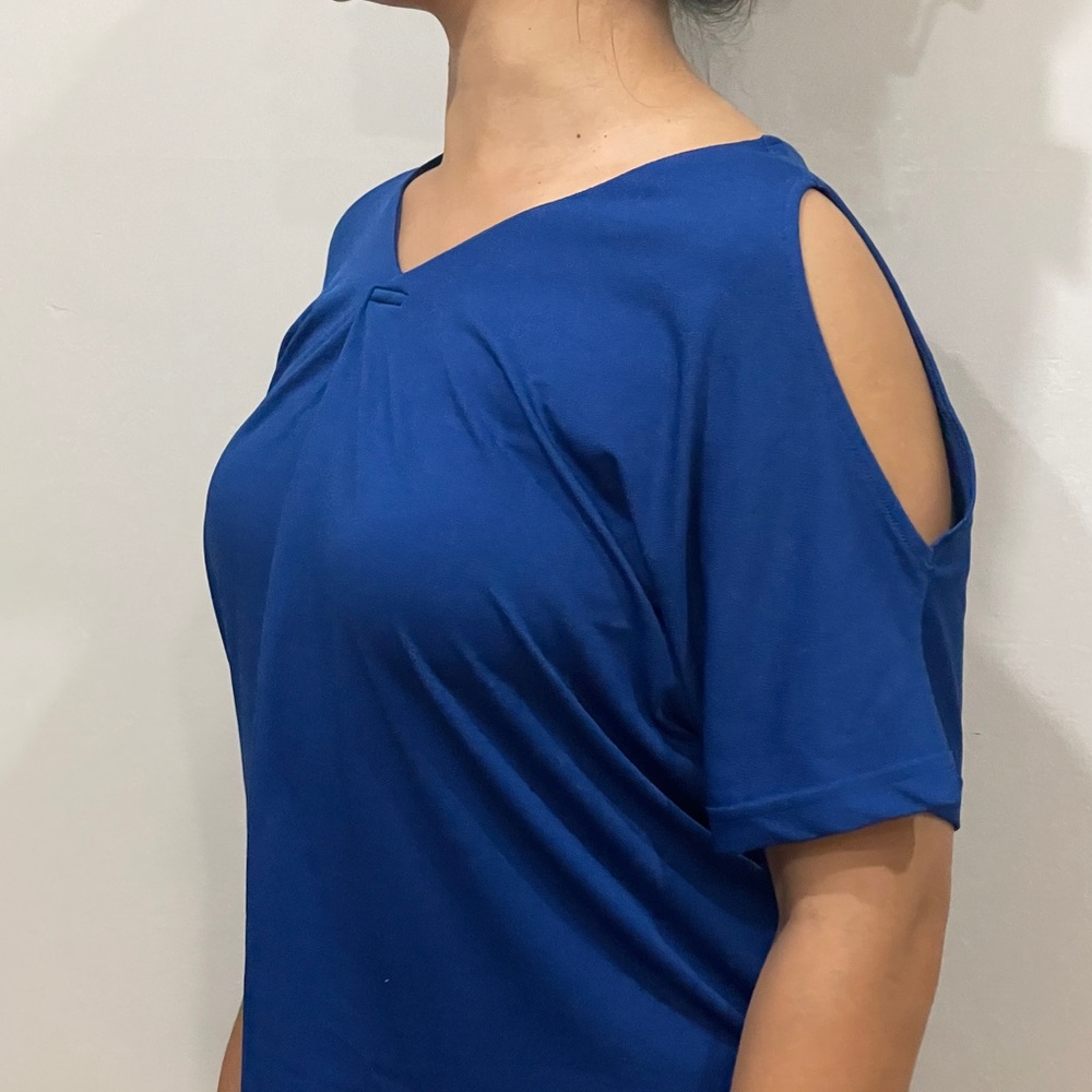 Stretchy blouse with shoulder cutouts